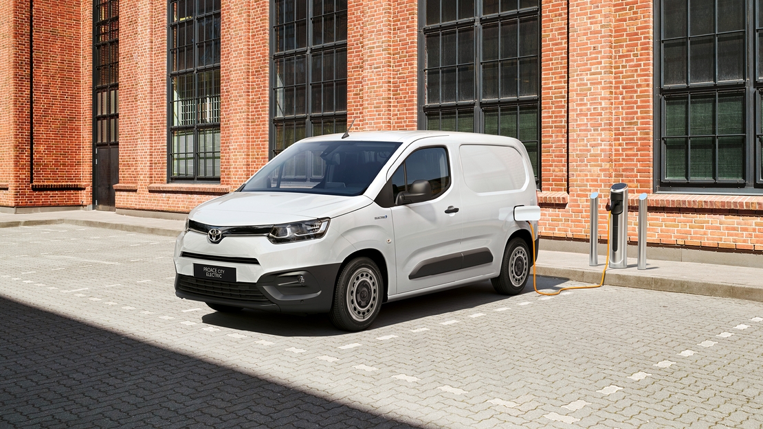 Toyota-Proace-City-Electric-driekwart-linksvoor-straat