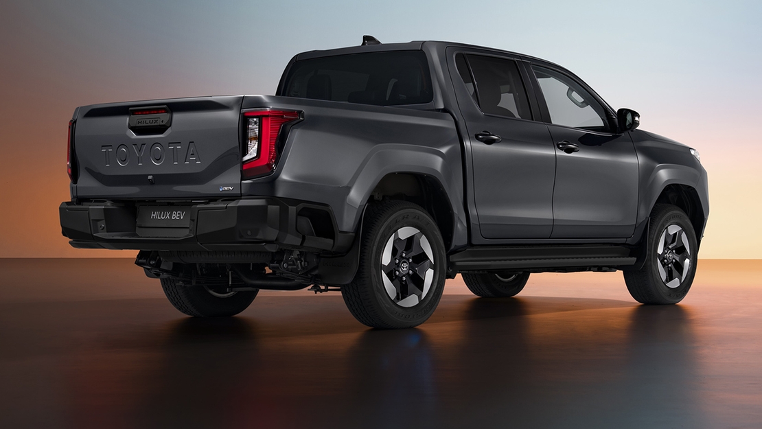 TOYOTA-Hilux-BEV-2026-driekwart-achter