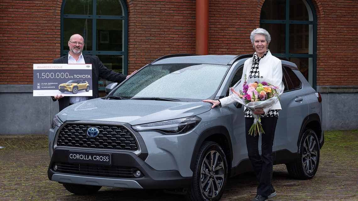 Toyota-Corolla-Cross-anderhalf-miljoenste-Toyota-in-Nederland-cheque-Ron-en-Karin-Melsen-Hensel