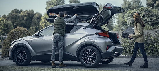 toyota-c-hr-zijkant-grijs-met-dakkoffer.jpg