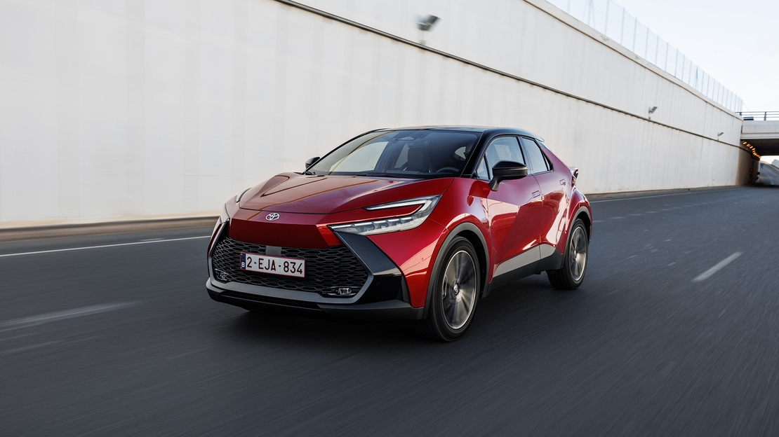 Toyota-C-HR-exterieur-driekwart-rechtsvoor-rijdend