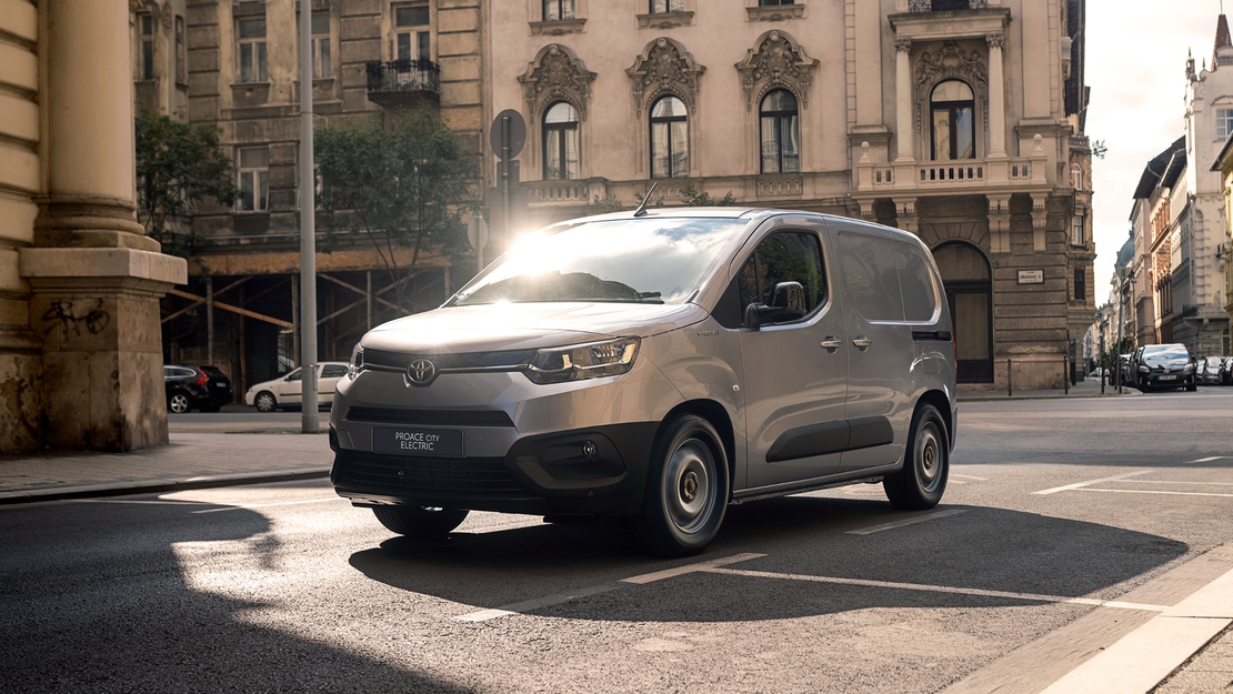 Toyota Proace City exterieur driekwart linksvoor zilvergrijs